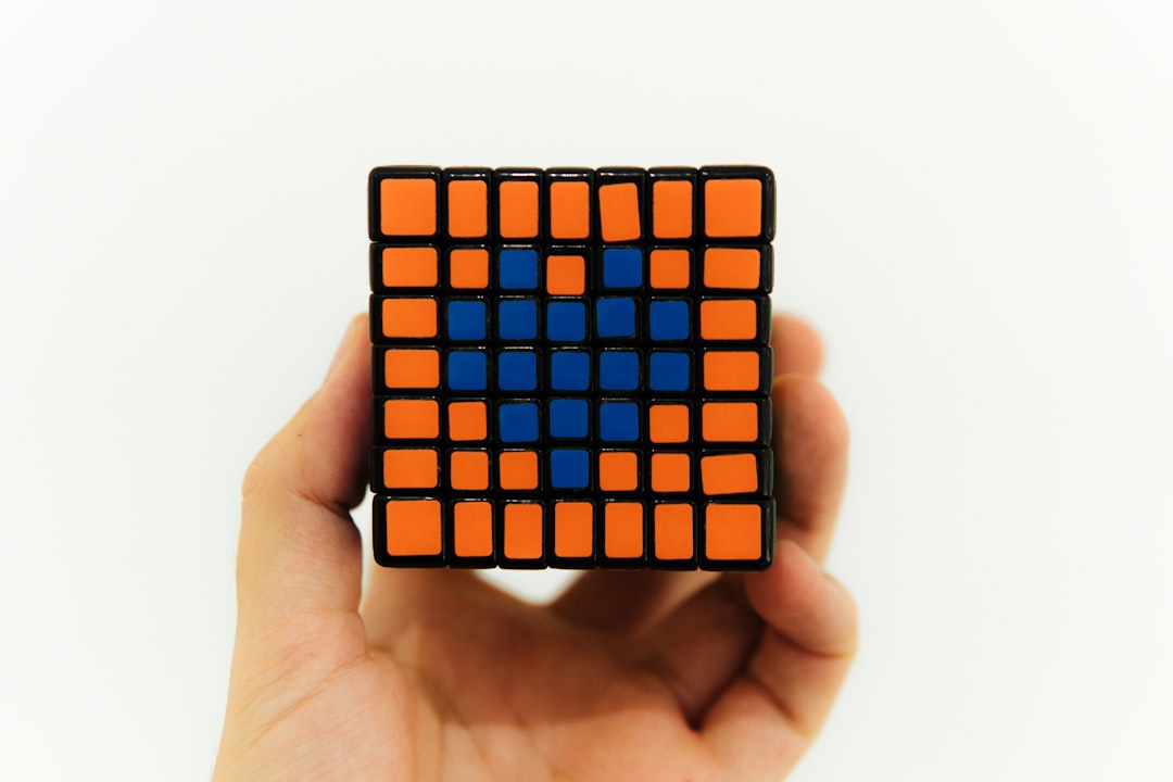 Cubo de Rubik sobre una superficie oscura