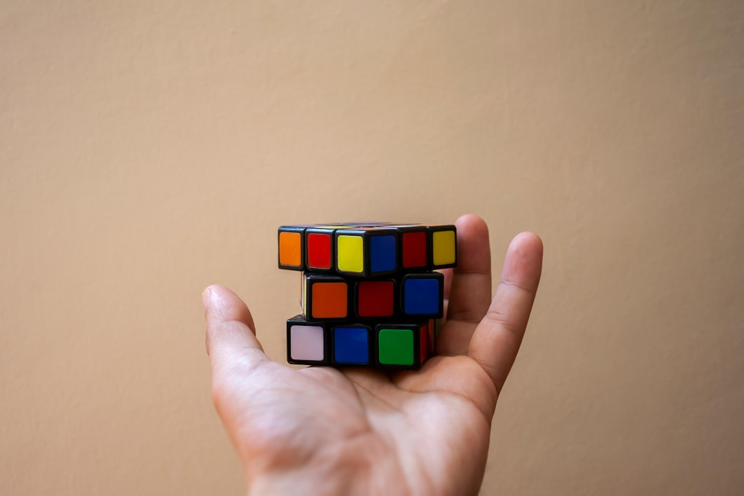 Una mano sostiene un Cubo de Rubik mezclado